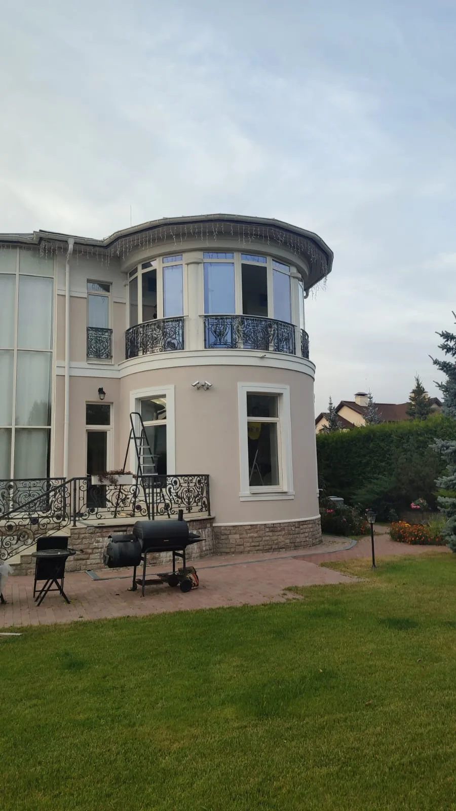 Тёплый балкон с круглыми колоннами 18 м², КП Риверсайд — фото 3